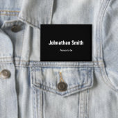 Name und Titel des schwarzen und weißen Mitarbeite Button (Insitu)