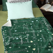 Namen Initials und Herz repliziert entlang grüner Fleecedecke