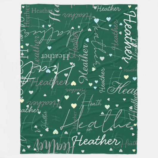 Namen Initials und Herz repliziert entlang grüner Fleecedecke (Vorderseite)