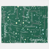 Namen Initials und Herz repliziert entlang grüner Fleecedecke (Vorderseite (Horizontal))