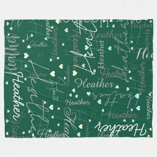 Namen Initials und Herz repliziert entlang grüner Fleecedecke (Vorderseite (Horizontal))