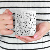 Namen und gesprenkelte Musiknotizen, die auf Allov Kaffeetasse