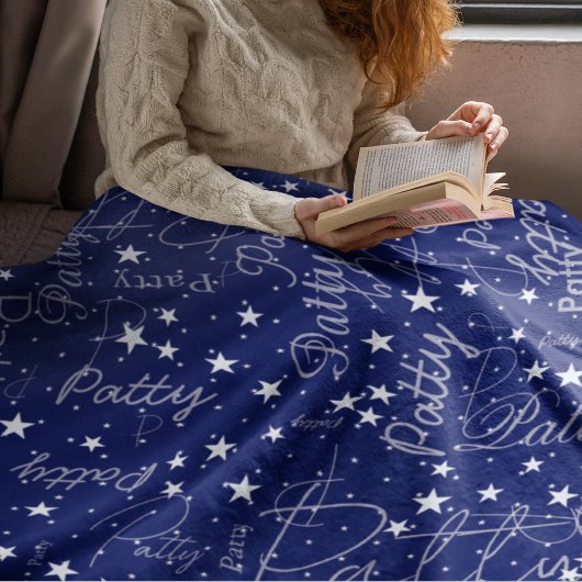Namen und Sterne überall in Typografie Blau Fleecedecke