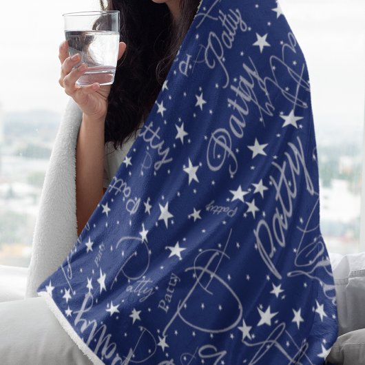 Namen und Sterne überall in Typografie Blau Fleecedecke