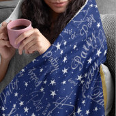 Namen und Sterne überall in Typografie Blau Fleecedecke