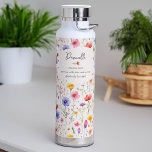 Namensdefinition mit farbigem Wildblume-Muster Trinkflasche<br><div class="desc">Wildblume Wasserflasche mit individuelle Name-Definition. Die Personalisierungsvorlage ist für Sie bereit, Ihren Namen und Ihre ausgewählte Definition mit persönlichen Eigenschaften, Eigenschaften oder Fähigkeiten hinzuzufügen, die wahr, lustig, gut oder schlecht sein könnten. Das Design zeichnet sich durch farbenfrohe Aquarellwiesen-wilde Blume aus und ist mit lässigen handgeschriebenen Schriften und klassischer Typografie versehen....</div>