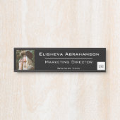 Namensschild für Bürogebäude - Schwarzes Foto (Vorderseite )