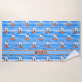 Namenstext, blaue weiße Streifen und Segelboot hin Strandtuch (Vorderseite)