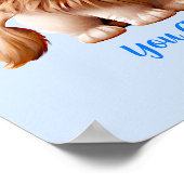 Namenstext hinzufügen, Baby Lion mit blauer Blume Poster (Ecke)