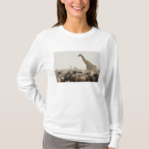 Namibia, Etosha-Nationalpark. Eine einsame Giraffe T-Shirt