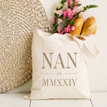 Nan Roman Numeral Year etabliert Tragetasche<br><div class="desc">Diese minimalistische Totentasche,  die eine schicke Oma feiert,  zeichnet sich durch eine minimalistische Tasche aus,  die "Nan" oder Ihre Wahl von Oma-Spitznamen in neutraler Beige-Serifenschrift auszeichnet. Mit dem Jahr,  in dem sie zu einer Großmutter wurde,  in eleganten römischen Ziffern für eine schicke Touch.</div>