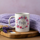 Nana Brush Script Blumenschmetterling Pink Wreath Kaffeetasse