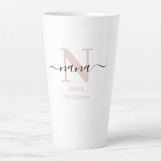 Nana Elegant Script Monogram Rosa Hauch Milchtasse (Vorderseite)