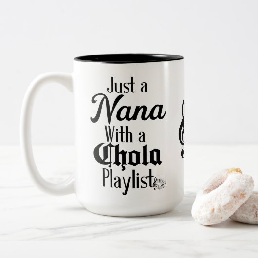 Nana mit ihrer chola playlist Tasse (Mit Donut)