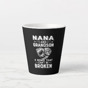 Nana und Grandson eine Anleihe, die nicht zerbroch Milchtasse