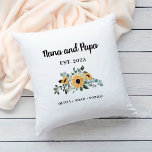 Nana und Papa | Rustikale Sonnenblumen und Namen Kissen<br><div class="desc">Dieses hübsche Kissen speziell für Ihre Nana und Papa ist mit eleganter Schriftzypografie und einem stilvollen Blumenstrauß mit goldgelben Sonnenblumen und hübschen grünen Blätter ausgestattet. Fügt man das Jahr hinzu, in dem sie zum ersten Mal Großeltern wurden, und alle Enkelnamen für einen schönen Sake werden sie schätze. Die Rückseite des...</div>