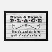 Nana und Papa's Place Ganz Lotta Spoilin Rustikal Fußmatte (Vorderseite)