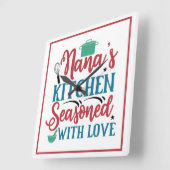 Nana's Küche mit Liebe besetzt Quadratische Wanduhr (Winkel)