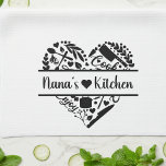 Nana's Küchentuch<br><div class="desc">Dieses einfache, aber niedliche Design verfügt über ein schwarzes Herz aus verschiedenen Küchen und Küchenutensilien, die "Nana's Kitchen" enthalten. Weitere Geschenke für Großmutter finden Sie in der Sammlung "Großmutter's Kitchen".</div>
