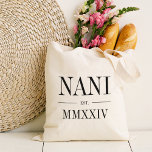 Nani Roman Numeral Year etabliert Tragetasche<br><div class="desc">Diese minimalistische Totentasche,  die eine schicke Oma feiert,  zeichnet sich durch eine minimalistische Tasche aus,  die "Nani" oder Ihre Wahl von Oma-Spitznamen in schwarzen Serifenschrift auszeichnet. Mit dem Jahr,  in dem sie zu einer Großmutter wurde,  in eleganten römischen Ziffern für eine schicke Touch.</div>