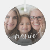 Nanie Grandma Script Overlay Ornament Aus Glas (Vorderseite)