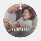 Nannie Grandma Script Overlay Ornament Aus Glas (Vorderseite)