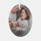 Nannie Grandma Script Overlay Ornament Aus Glas (Vorderseite links)