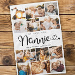 Nannie Wir Liebe hören Sie Moderne FotoCollage Geschirrtuch<br><div class="desc">Wir Liebe dich Nannie! Niedliches, modernes, benutzerdefiniertes Küchenhandtuch für Fotos aus der Familie, um Oma zu zeigen, wie sehr sie geliebt ist. Wir Liebe dieses handgeschriebenen Skriptdesigns mit Schnörkeln aus dem Herzen, was es zu einem herzlichen Beigeschenk für einen geliebten Großeltern macht. Personalisieren Sie mit 12 Lieblingsbildern und Ihrer persönlichen...</div>