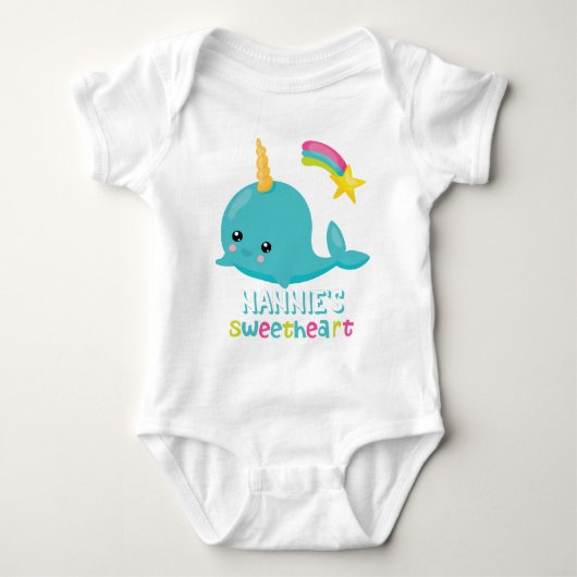 Nannie's Sweetheart Kawaii Narwhal Baby Strampler (Vorderseite)