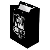 NANO-Geschenk für Ingenieure Mittlere Geschenktüte (Vorderseite Schrägansicht)