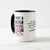 NaNoWriMo-SCHRIFTSTELLER KEIN FIGHTER-Autor Tasse (Vorderseite Links)