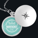 Nantucket, MA personalisierter Name, nautischer An Medaillon<br><div class="desc">Dieses Nantucket, Massachusetts nautische Anker und Paddle Design ist personalisiert mit Ihrem Lieblings-Nantucket Stadt, Gegend oder Strand (wie Brant Point, Madaket, Siasconset, Surfside, Monomoy, Naushop, Miacomet, etc.) und Ihrem Namen (oder löschen). Dieses Retro-Design im Vintagen Stil zeichnet sich durch einen weißen Kreis, Anker, knisternde Paddeln und ein feines Banner aus,...</div>