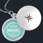 Nantucket, MA personalisierter Name, nautischer An Medaillon<br><div class="desc">Dieses Nantucket, Massachusetts nautische Anker und Paddle Design ist personalisiert mit Ihrem Lieblings-Nantucket Stadt, Gegend oder Strand (wie Brant Point, Madaket, Siasconset, Surfside, Monomoy, Naushop, Miacomet, etc.) und Ihrem Namen (oder löschen). Dieses Retro-Design im Vintagen Stil zeichnet sich durch einen weißen Kreis, Anker, knisternde Paddeln und ein feines Banner aus,...</div>