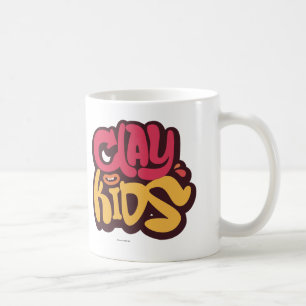 Naomi zerteilt kaffeetasse