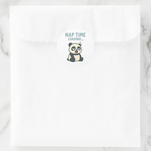 Nap Time Loading: Adorable Sleepy Yawning Panda Runder Aufkleber (Tasche)