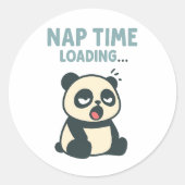 Nap Time Loading: Adorable Sleepy Yawning Panda Runder Aufkleber (Vorderseite)