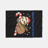 Napng Through The Snow Christmas Sloth Candy Cane Fleecedecke (Vorderseite (Horizontal))
