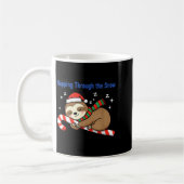 Napng Through The Snow Christmas Sloth Candy Cane Kaffeetasse (Links)