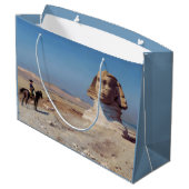 Napoleon Bonaparte Before the Sphinx (von Gérôme) Große Geschenktüte (Rückseite Schrägansicht)