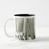 Napoleon I das Studio von David besichtigend Zweifarbige Tasse (Links)