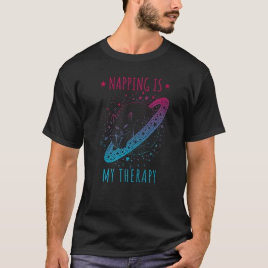 Napping is my therapy sleeping dreaming cosmic cat T-Shirt (Vorderseite)