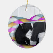 Napping Tuxedo Cat Keramik Ornament (Links)