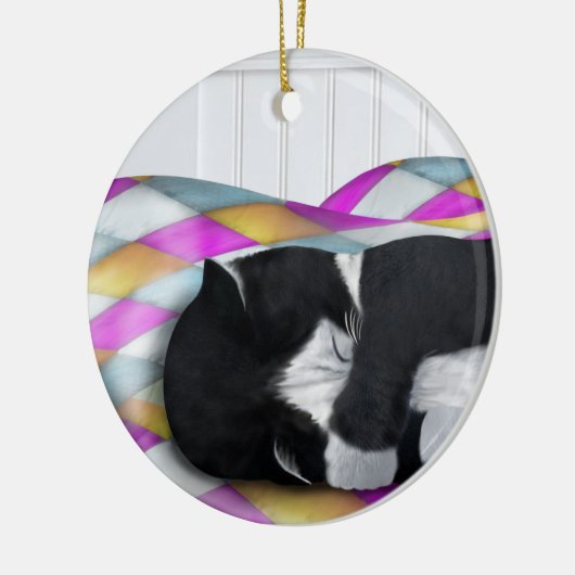 Napping Tuxedo Cat Keramik Ornament (Links)