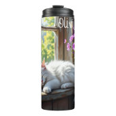 Napping White Cat and Purple Flowers Personalized Thermosbecher (Vorderseite)
