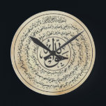 Naqshbandi Taweez Maueruhr Runde Wanduhr<br><div class="desc">Mashallah bieten wir diese schöne Wanduhr gedruckt mit dem Naqshbandi Haqqani taweez. Dieses taweez ist sehr mächtig für den Schutz des Hauses und der Familie, da auf ihm die Namen von Rasulullah (Aws), der vier rechten Kalifen, von Imam al-Mahdi (as) und seiner Stellvertreter finden können. Hervorragend, um Ihr Haus und...</div>