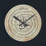 Naqshbandi Taweez Maueruhr Runde Wanduhr<br><div class="desc">Mashallah bieten wir diese schöne Wanduhr gedruckt mit dem Naqshbandi Haqqani taweez. Dieses taweez ist sehr mächtig für den Schutz des Hauses und der Familie, da auf ihm die Namen von Rasulullah (Aws), der vier rechten Kalifen, von Imam al-Mahdi (as) und seiner Stellvertreter finden können. Hervorragend, um Ihr Haus und...</div>