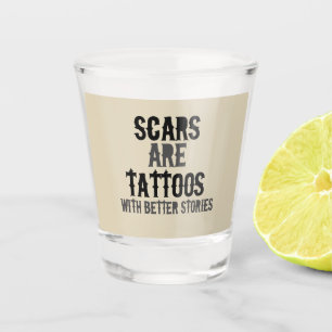 Narben sind Tattoos Schnapsglas