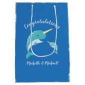 Narwhal Baby Shower Mittlere Geschenktüte (Rückseite)