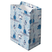 Narwhal Blue Snowflake Pattern Mittlere Geschenktüte (Rückseite Schrägansicht)
