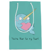 Narwhal Hugging Heart Valentine's Day Geschenktasc Mittlere Geschenktüte (Vorderseite)